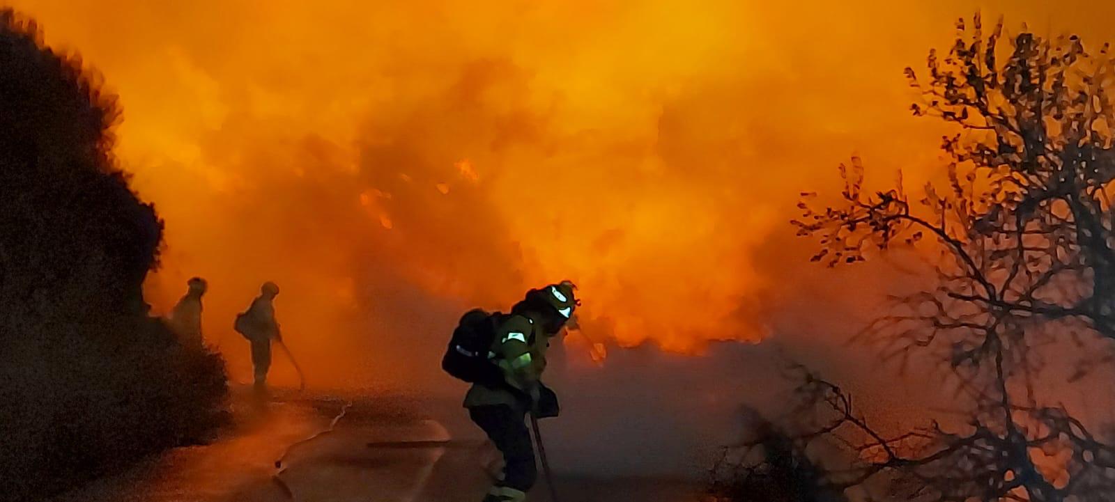 El Consistorio de Motril moviliza a siete bomberos para trabajar en la extincin del incendio de Almucar